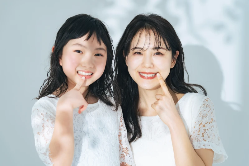 歯並びが綺麗な女の子とお母さん